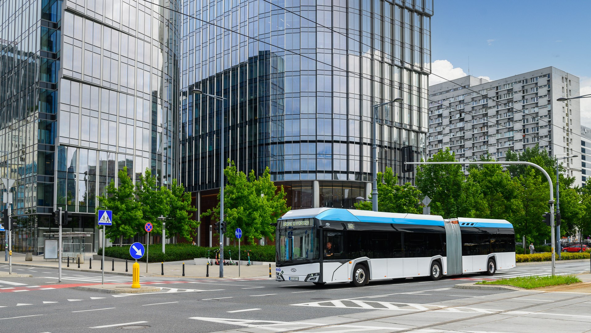 Solaris Urbino 18 Hydrogen (city shot)